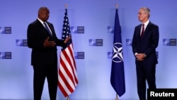 АКШнын коргоо министри Остин Ллойд жана НАТОнун баш катчысы Йенс Столтенберг. 13-октябрь, 2022-жыл.