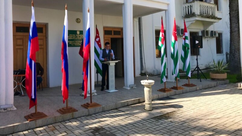 «Сила в правде»: в Абхазии прошла акция в поддержку Путина