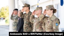 General Christopher Cavoli (drugi zdesna) s komandantom EUFOR-a Antonom Wesselyjem (prvi slijeva), američkim ambasadorom u BiH Michaelom Murphyjem, načelnikom OS BiH Senadom Mašovićem i komandanticom NATO-a u BiH Pamelom McGaha u Sarajevu, 17. oktobra 2022.