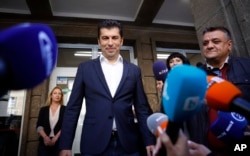 Kiril Petkov bolgár miniszterelnök, a Folytatjuk a Változást párt vezetője 2022. október 2-án egy szófiai szavazókör előtt szól a médiához