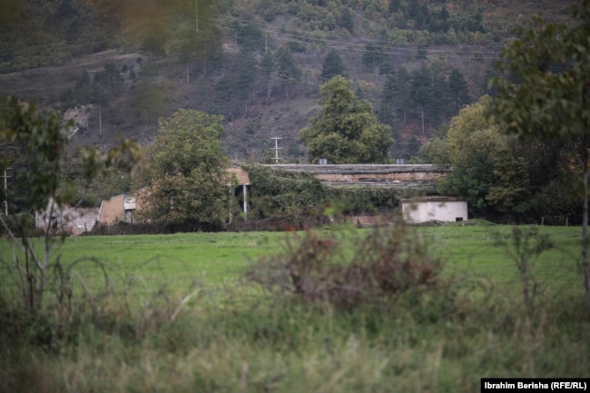 Objekti i fabrikës së mjaltës i fotografuar nga larg.