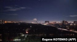 Вечерний Киев во время вынужденной экономии электроэнергии из-за постоянных обстрелов российскими войсками украинской энергетической инфраструктуры, 11 октября 2022 года