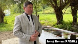 Primarul Constantin Bălășanu se miră că apa din șipotul din Boșcoteni, pe care l-a inuagurat în timpul secetei de astă-vară, nu este potabilă.