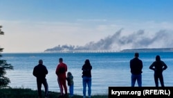Жители Керчи смотрят на последствия взрыва на Керченском мосту, 8 октября 2022 года