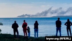 Пожар на Керченском мосту после взрыва. Аннексированный Россией Крым, 8 октября 2022 года