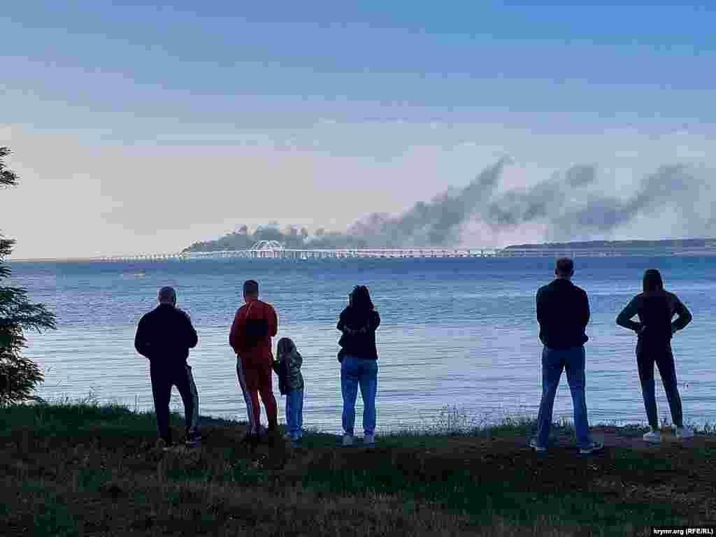 Многие жители Керчи срочно приехали на побережье, чтобы своими глазами увидеть, как горит Крымский мост.