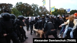 Затримання учасника акції протесту проти часткової мобілізації, оголошеної Путіним. Санкт-Петербург, 21 вересня 2022 року