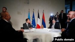 Ilham Aliev, Emmanuel Macron, Nikol Pașinian, și Charles Michel, Praga, 6 octombrie. 2022.