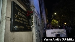 Dušana Jovanovića su 18. oktobra 1997. godine ispred zgrade u kojoj je živeo do smrti pretukla dva pripadnika neonacističkog "skinhead" pokreta.
Razlog da presretnu i brutalno pretuku dečaka koji je u tom trenutku imao 13 godina bila je njegova boja kože