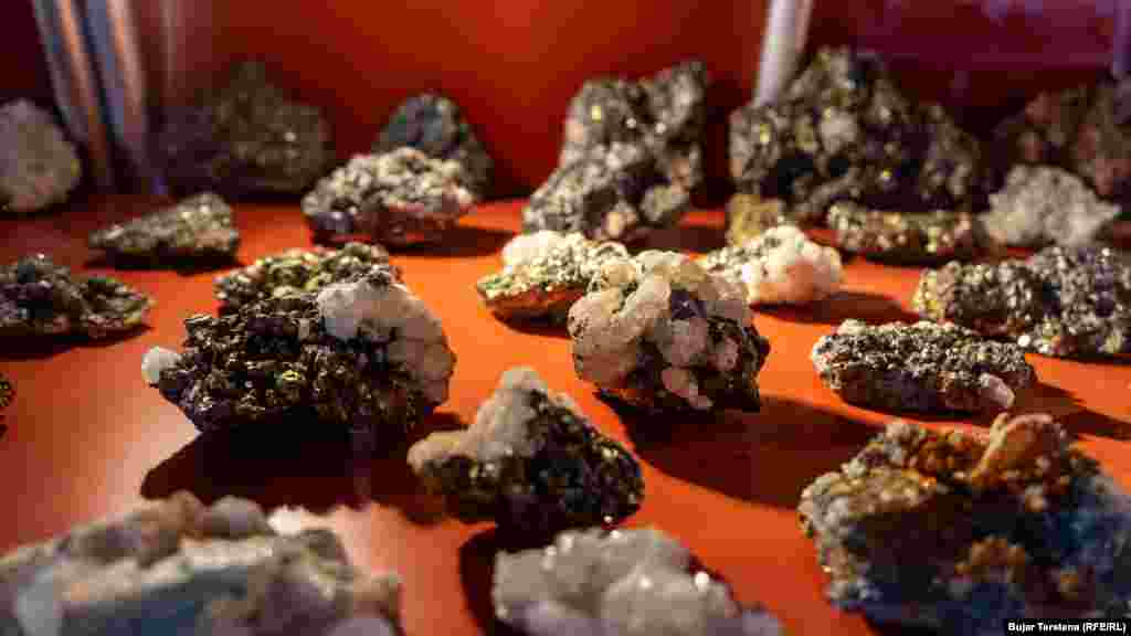 Kristali izvađeni iz dubine horizonta rudnika Stari Trg , koji su izloženi u Muzeju Trepče.