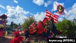 Могила российского военного, убитого на войне в Украине, на городском кладбище Керчи, сентябрь 2022 года