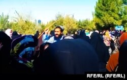 Egy tálib harcos megpróbálja feloszlatni az egyetemi hallgatók tüntetését a nyugat-afganisztáni Herát tartományban