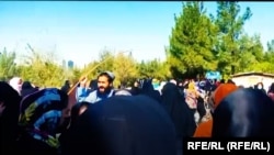در تصویری که یک معترض هرات به رادیو آزادی فرستاده دیده می‌شود که یک فرد طالبان زنان معترض را در هرات با چوب لت و کوب می‌کند.