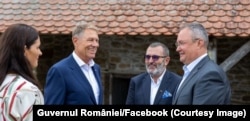 Nicolae Ciucă - deși în mandatul său la MApN și Statul Major, firmele lui Michael Schmidt au primit contracte publice - nu s-a sfiit să apară în preajma omului de afaceri apropiat de Iohannis.