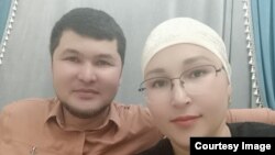 Kazybek Kudaibergenow (çepde) aýaly Inkarim Sultanowa bilen. Arhiw suraty