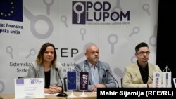 Sa pres-konferencije Koalicije "Pod lupom": Jelena Tanasković Mićanović, Ilija Trninić i Hasan Kamenjaković, Sarajevo, 2. oktobar 2022.