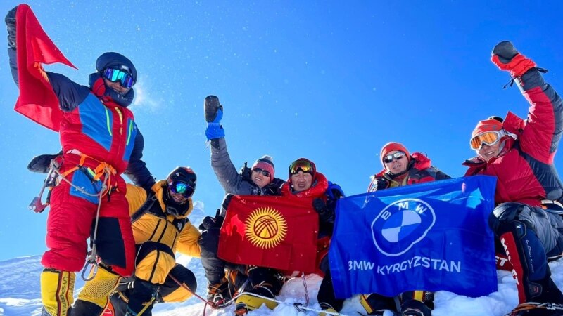 Группа альпинистов из Кыргызстана покорила вершину Манаслу в Гималаях