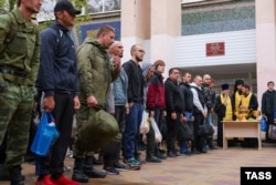 Мобилизованные мужчины на сборном пункте в культурном центре в городе Батайске. Ростов-на-Дону, 26 сентября 2022 года.