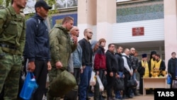 Мужчины у пункта предварительного сбора граждан. Ростовская область, Батайск, 26 сентября 2022 года.
