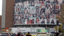 دیوارنگاره نصب شده در میدان ولی‌عصر تهران