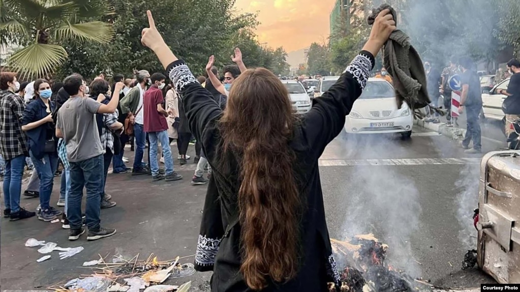 صحنه‌ای از اعتراض‌های تهران در واکنش به جان‌باختن مهسا امینی