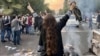 Жена е свалила хиджаба си по време на протест в Техеран.