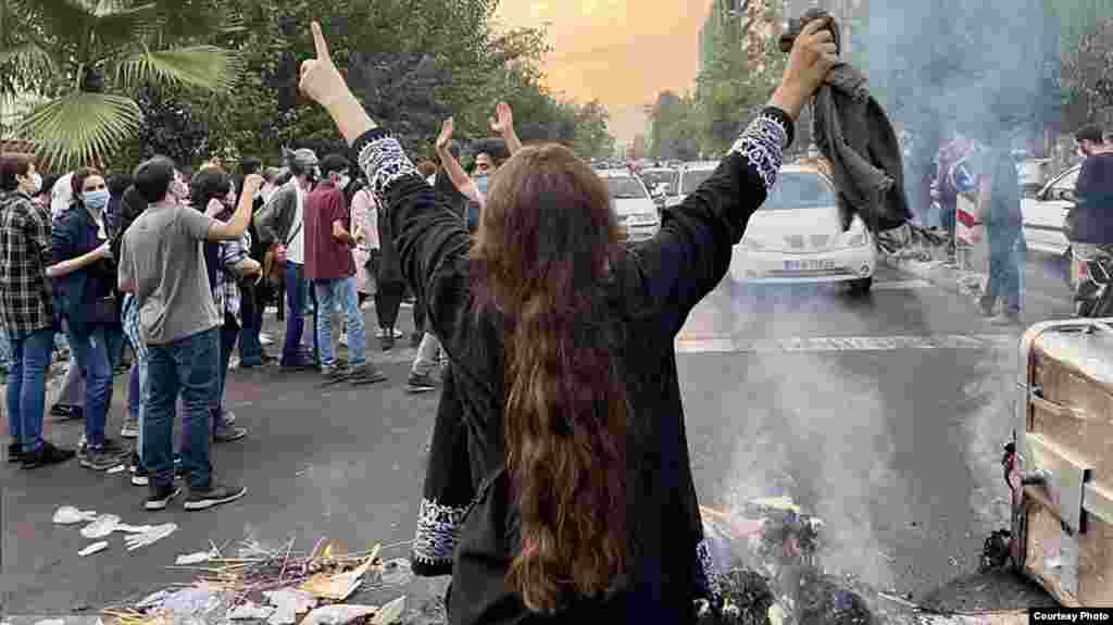 Një grua duke protestuar në Teheran.