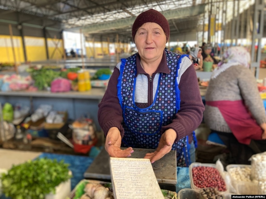 Tetyana duke shitur produktet e saj në treg.