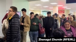 Russians line up to receive Kazakh personal identification numbers at a public service center in Aktobe, Kazakhstan, on September 28, 2022.