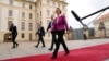 Ursula von der Leyen, az Európai Bizottság elnöke érkezik a prágai csúcstalálkozóra október 6-án. Több lépésben közelednek az álláspontok a magyar kormánnyal is