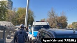 Полицейские задерживают активистов перед консульством России в Алматы. 12 октября 2022 года 