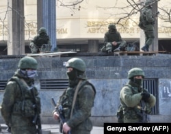 Російські військові без упізнавальних знаків, котрих прозвали «зеленими чоловічками», біля парламенту Криму 1 березня 2014-го