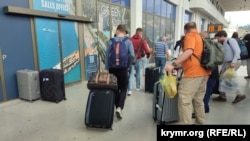 На залізничному вокзалі в Батумі після прибуття поїзда «Тбілісі – Батумі», більшість пасажирів – чоловіки