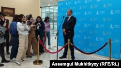 Министр юстиции Казахстана Канат Мусин выступает перед журналистами