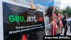Protestuesit në Prishtinë mbanin pankarta me mbishkrime: "Gru, Jetë, Liri”, "Të drejtat e grave janë të drejtat e njeriut", "Së bashku qëndrojmë në solidaritet me gratë në Iran".