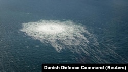 Пузырьки газа на поверхности воды из-за утечки в газопроводе «Северный поток – 2». Дания, 27 сентября 2022 года.
