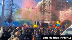 Poliția a blocat accesul manifestanților spre Piața Marii Adunări Naționale.