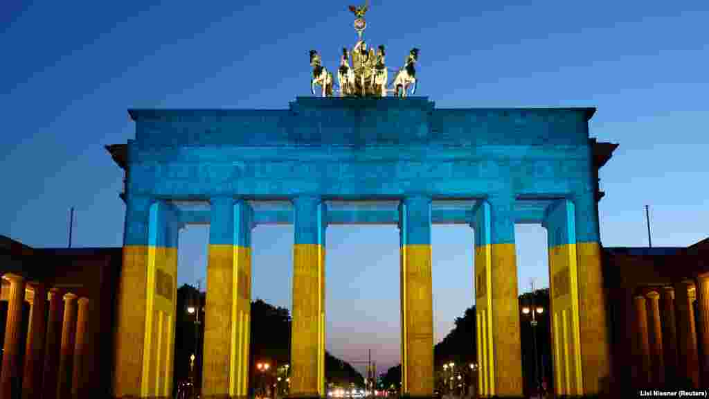 Poarta Brandenburg, din Berlin, iluminată în culorile naționale ucrainene la 9 mai.