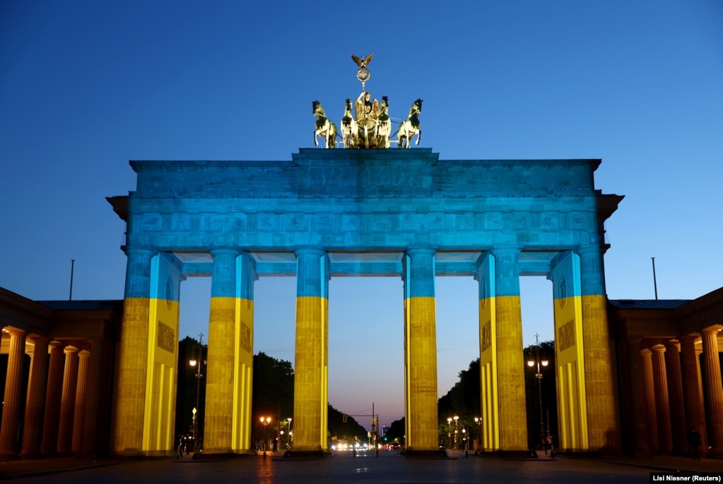 Porta e Brandenburgut, në Berlin, Gjermani, e ndriçuar me ngjyrat ukrainase, më 9 maj.