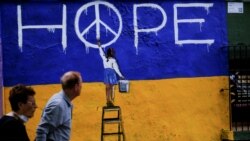 Perete cu mesaj pictat în culorile steagului ucrainean