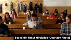 Scenă din filmul Mirciulică, în care Mircea Bravo este un tânăr care visează să devină procuror.