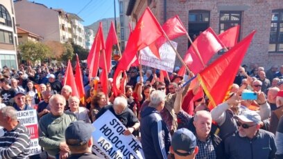 Десетки хора се включиха в протест срещу откриването на български