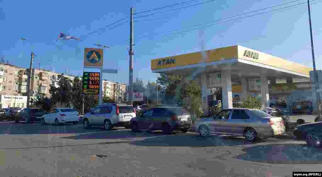 Взрыв на Керченском мосту спровоцировал панику в Крыму: крымчане выстроились в очереди на АЗС, чтобы запастись топливом. Это фото сделано утром в субботу в Керчи.
