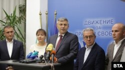 Председателят на ДПС Мустафа Карадайъ и членове на партията дават пресконференция