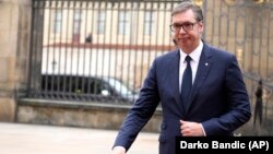 Okupljeni traže od predsednika Aleksandra Vučića da im pomogne.