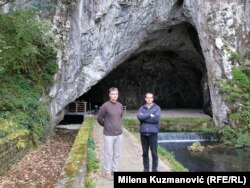 Arheolog Vladimir Pecikoza i speleolog Danilo Tomić ispred Petničke pećine.