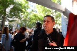 "Gde je granica?", pita muzičar Marko Šelić Marčelo na protestu ispred redakcije Informera.