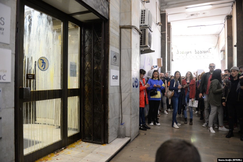 Ulazna vrata zgrade u kojoj se nalazi redakcija Informera gađana su jajima, a urednik tog tabloida Dragan J. Vučićević dočekan je zvižducima i pozivima da povuče intervju.