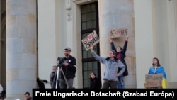 „Aki a szankciók ellen van, a népirtást támogatja” – Tüntetők várták Orbán Viktort Berlinben