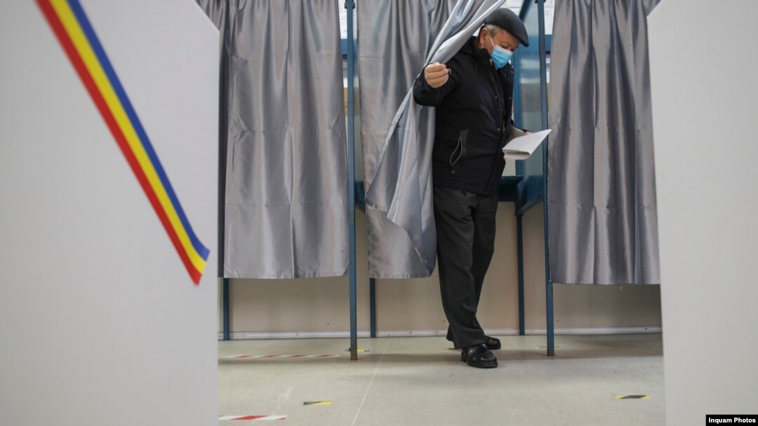 Sunt discuții în coaliția de guvernare privind comasarea alegerilor - cele locale cu europarlamentarele, cele parlamentare - cu prezidențialele. În 2024 sunt prevăzute patru rânduri de alegeri.